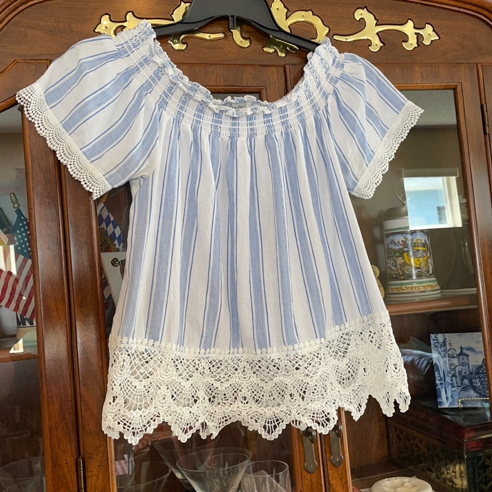 Beautiful detail, flirty L top (on/off) shoulder